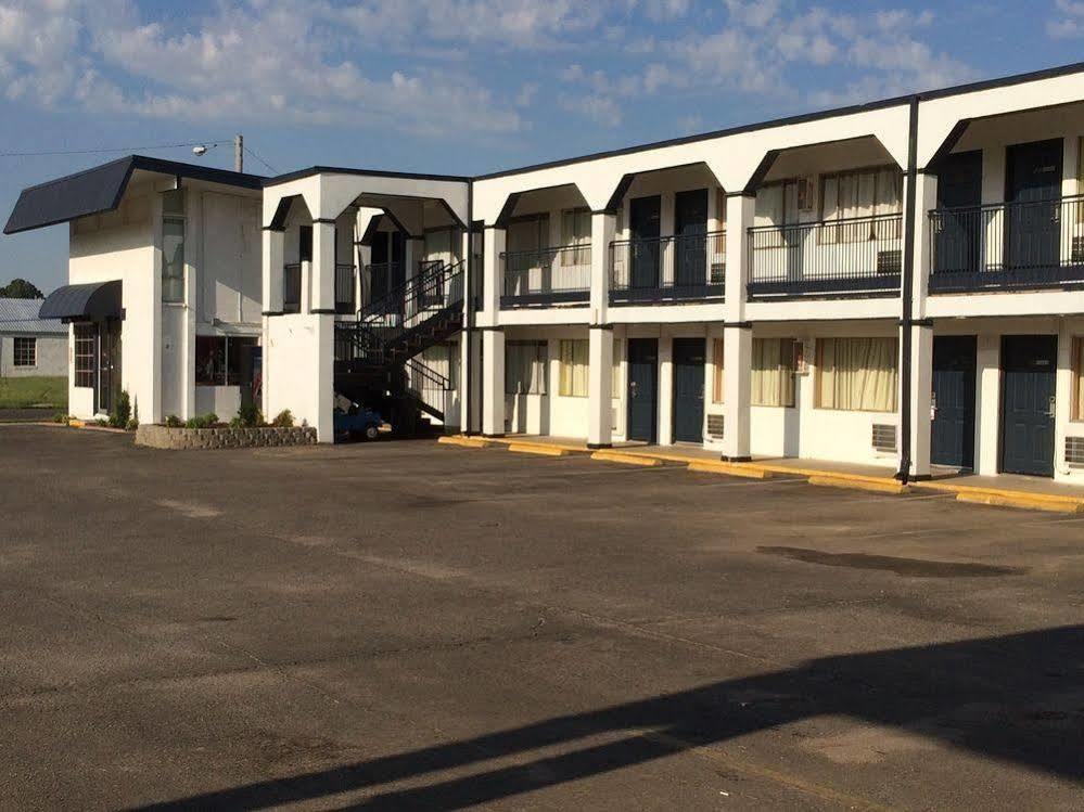 Hutchinson Inn Екстериор снимка