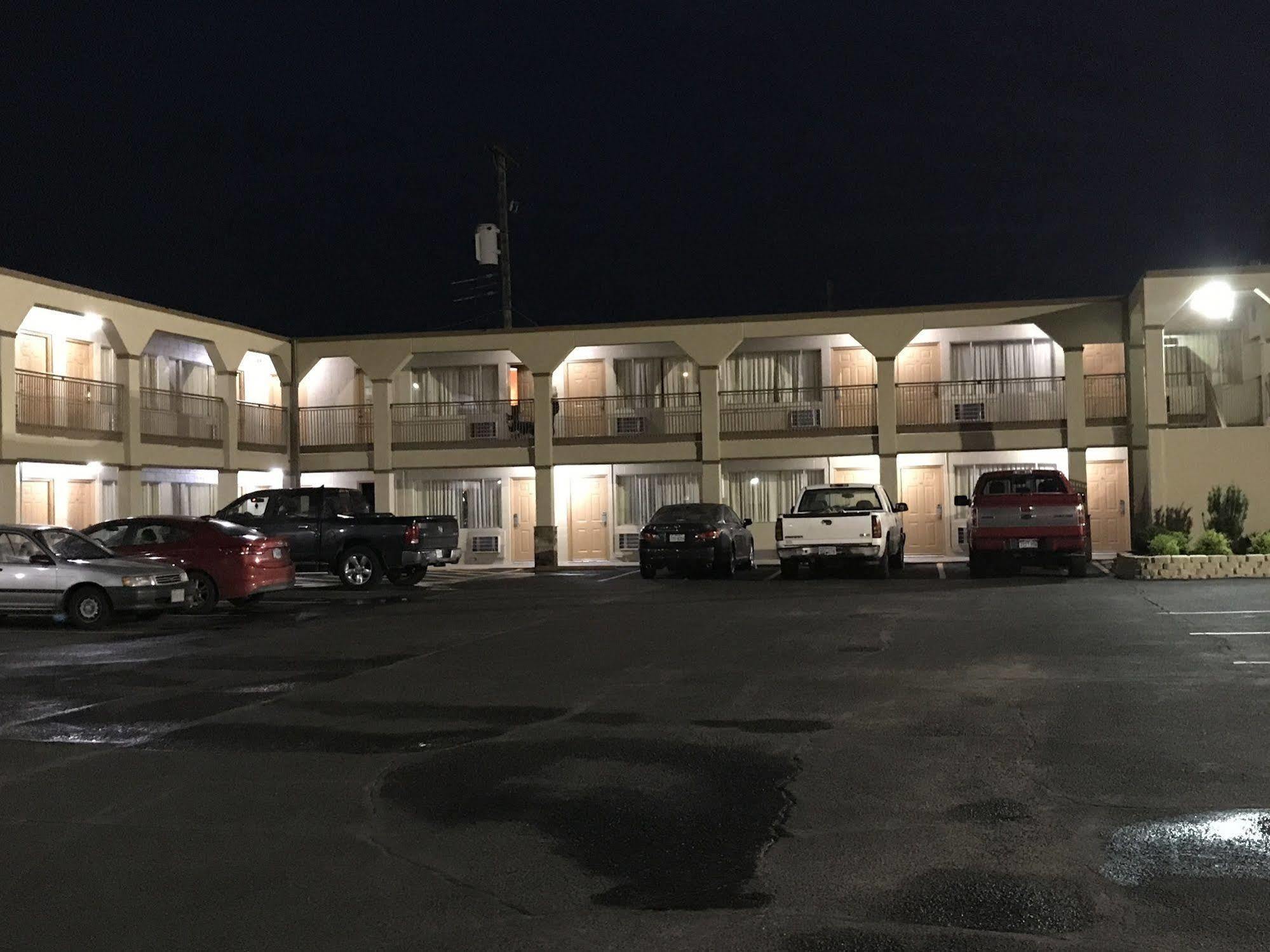 Hutchinson Inn Екстериор снимка
