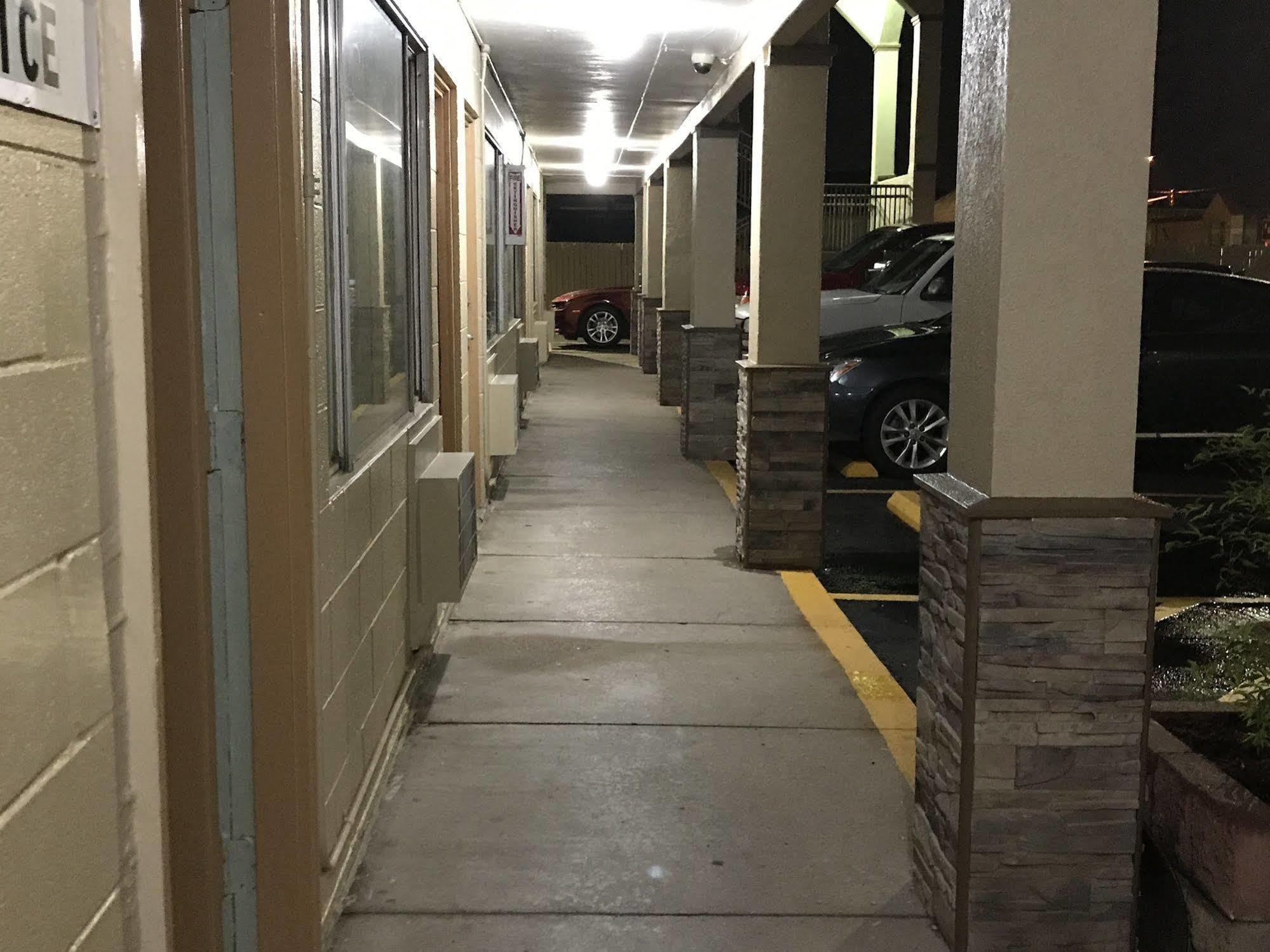 Hutchinson Inn Екстериор снимка