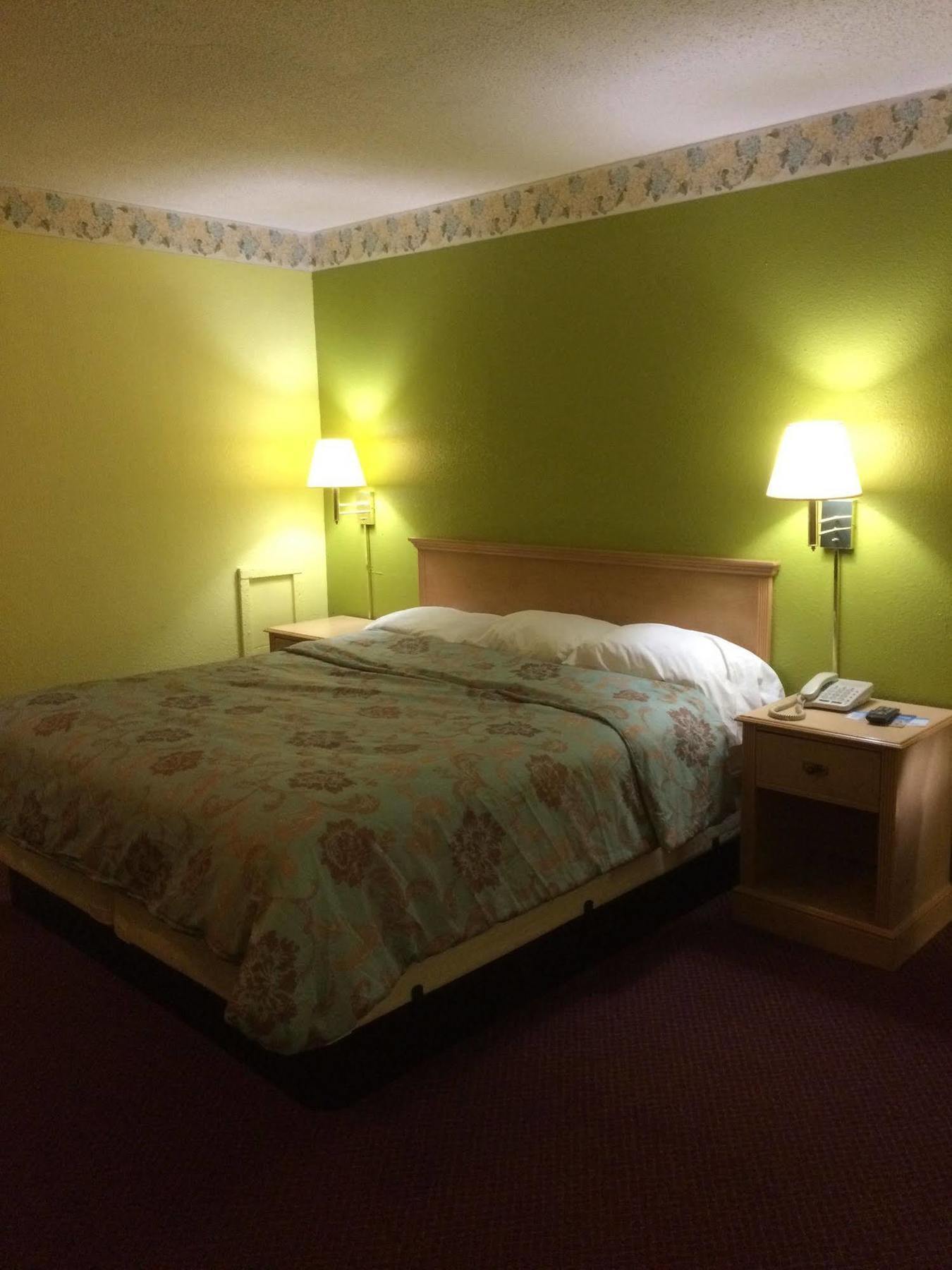 Hutchinson Inn Екстериор снимка