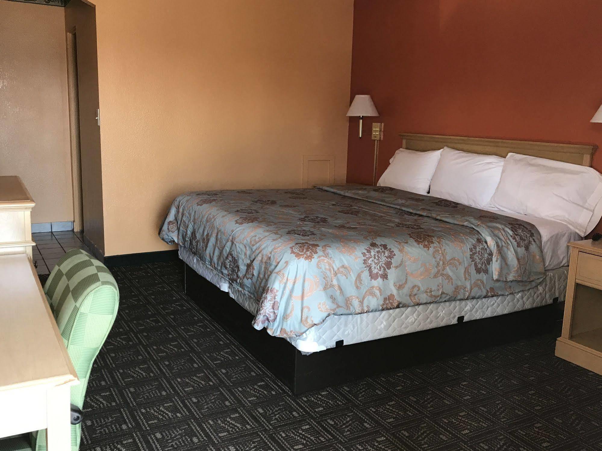 Hutchinson Inn Екстериор снимка