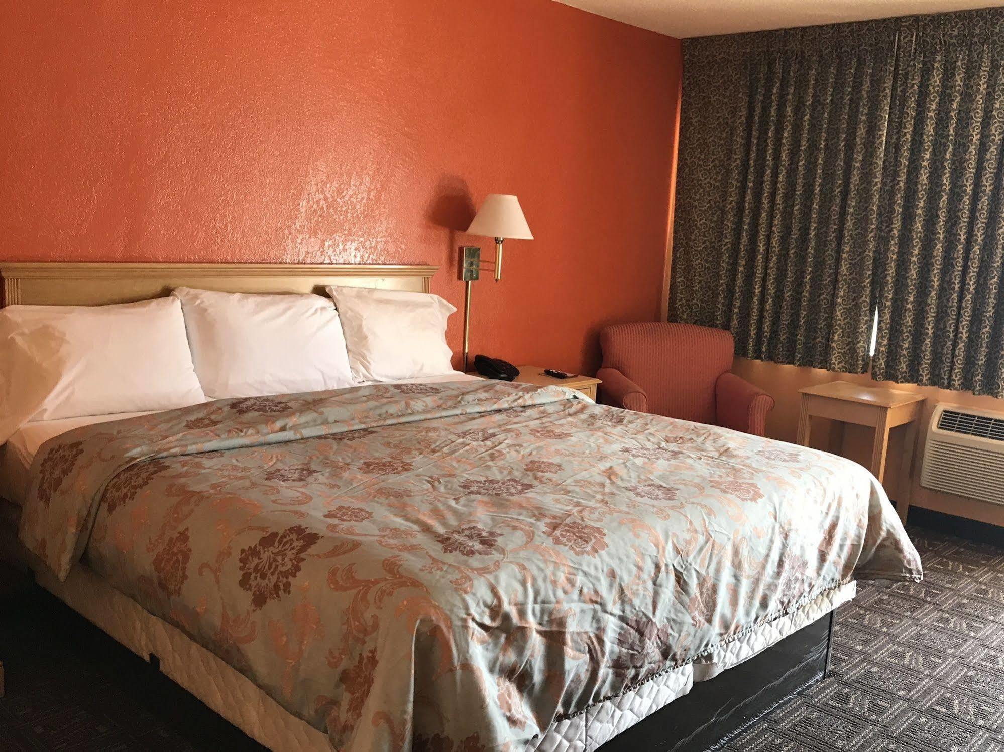 Hutchinson Inn Екстериор снимка