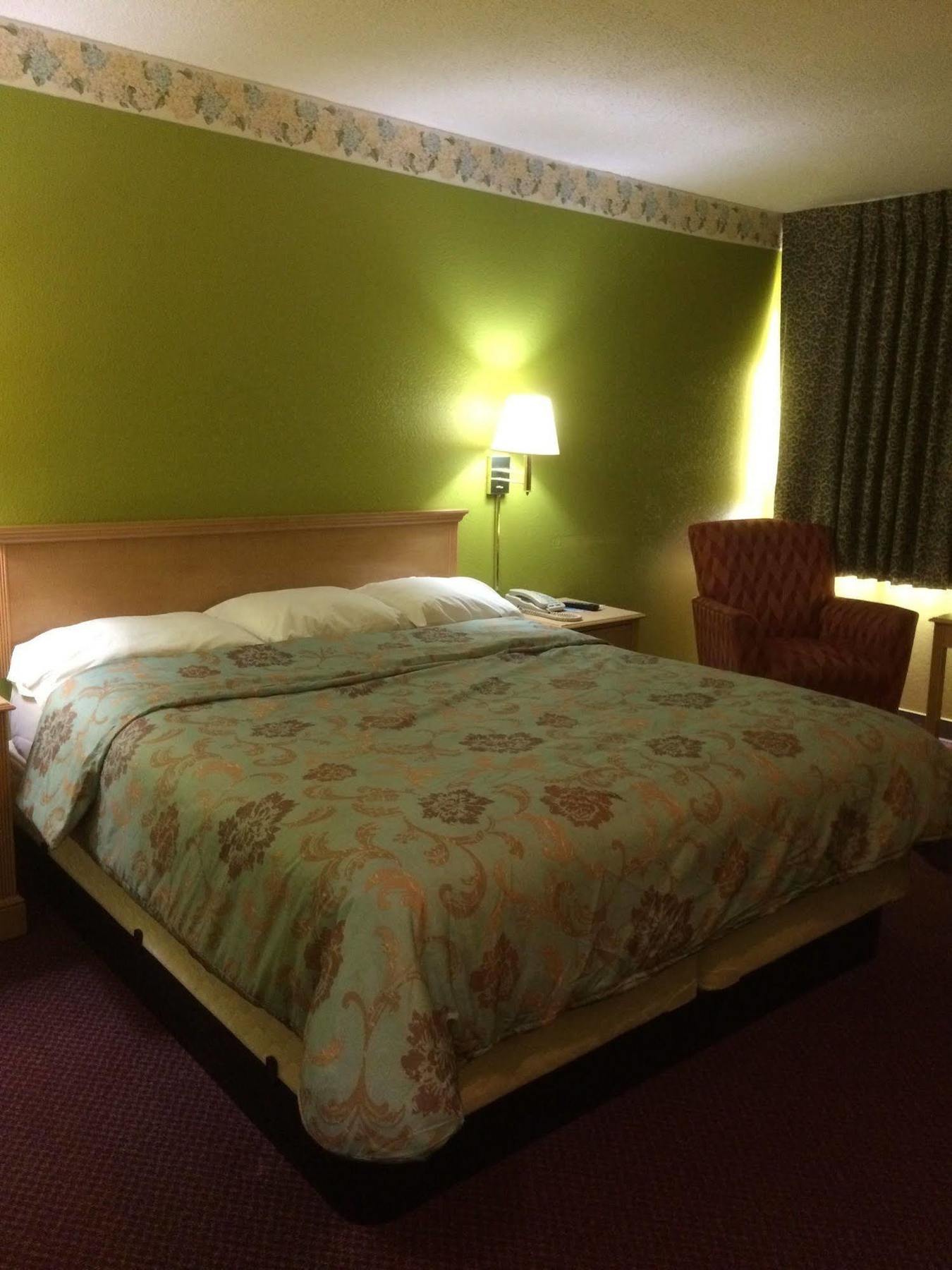 Hutchinson Inn Екстериор снимка