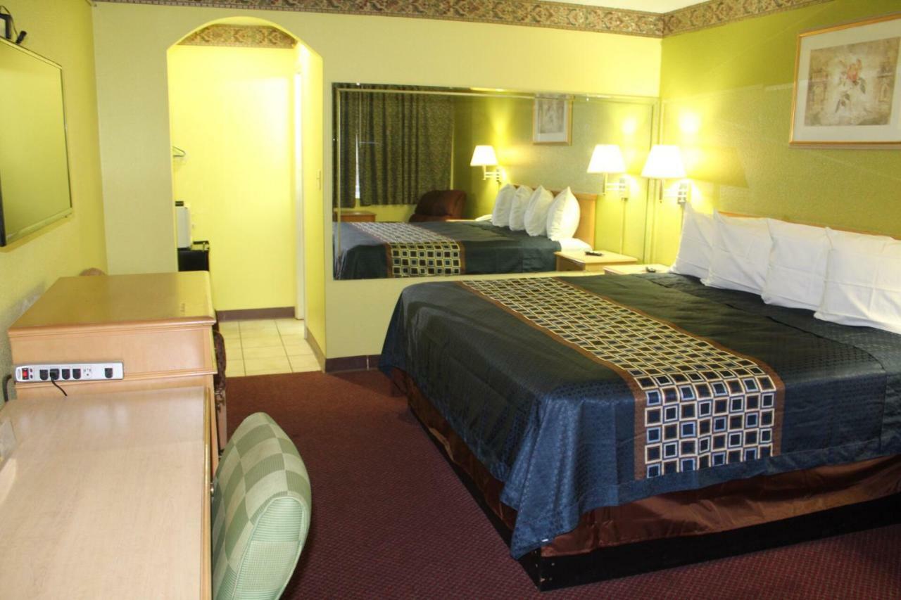 Hutchinson Inn Екстериор снимка