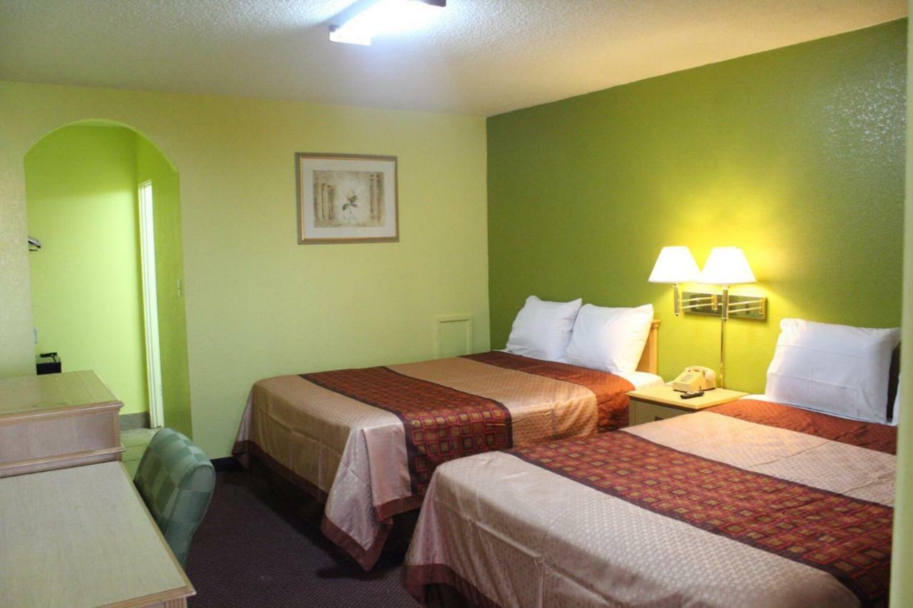 Hutchinson Inn Екстериор снимка