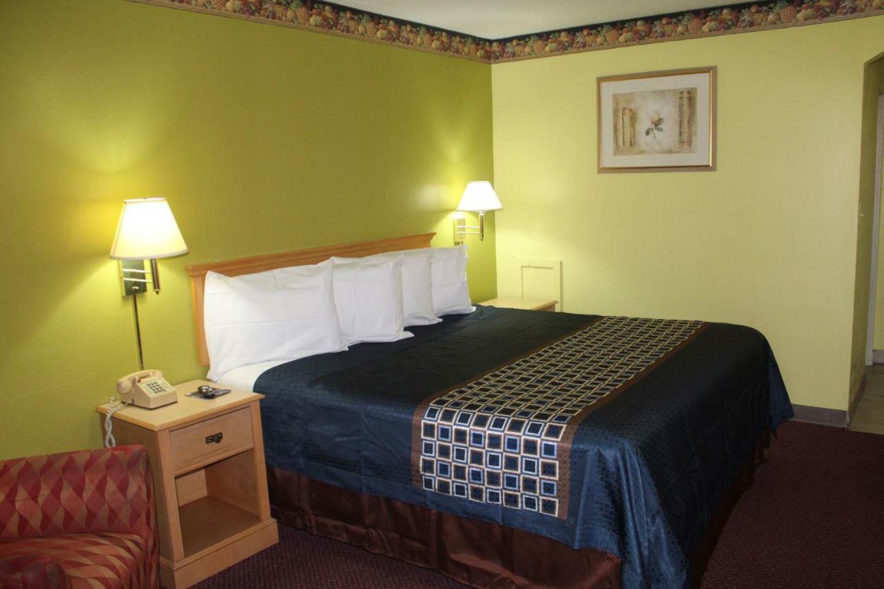 Hutchinson Inn Екстериор снимка