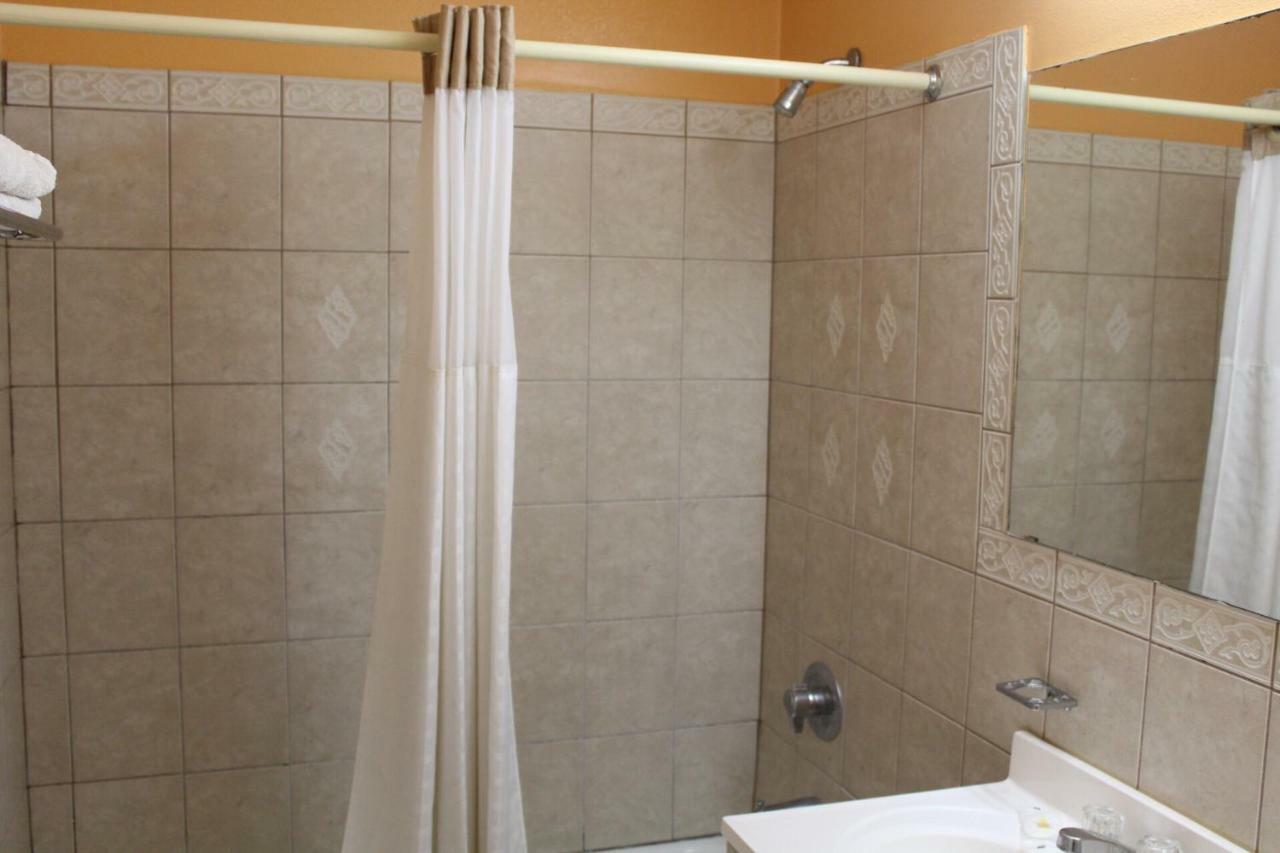 Hutchinson Inn Екстериор снимка