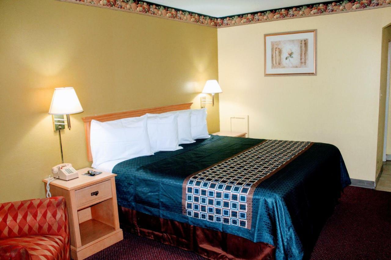 Hutchinson Inn Екстериор снимка