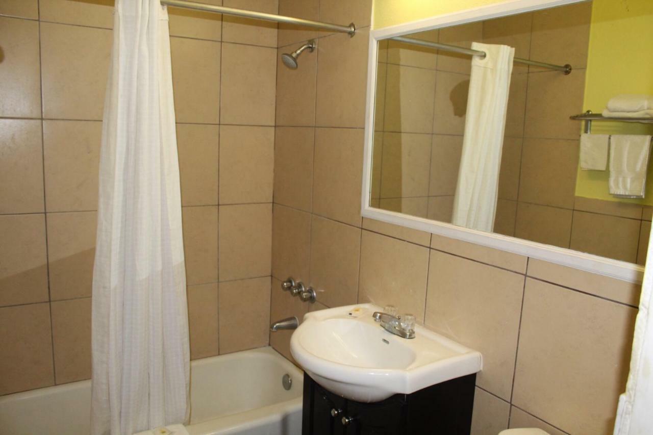 Hutchinson Inn Екстериор снимка