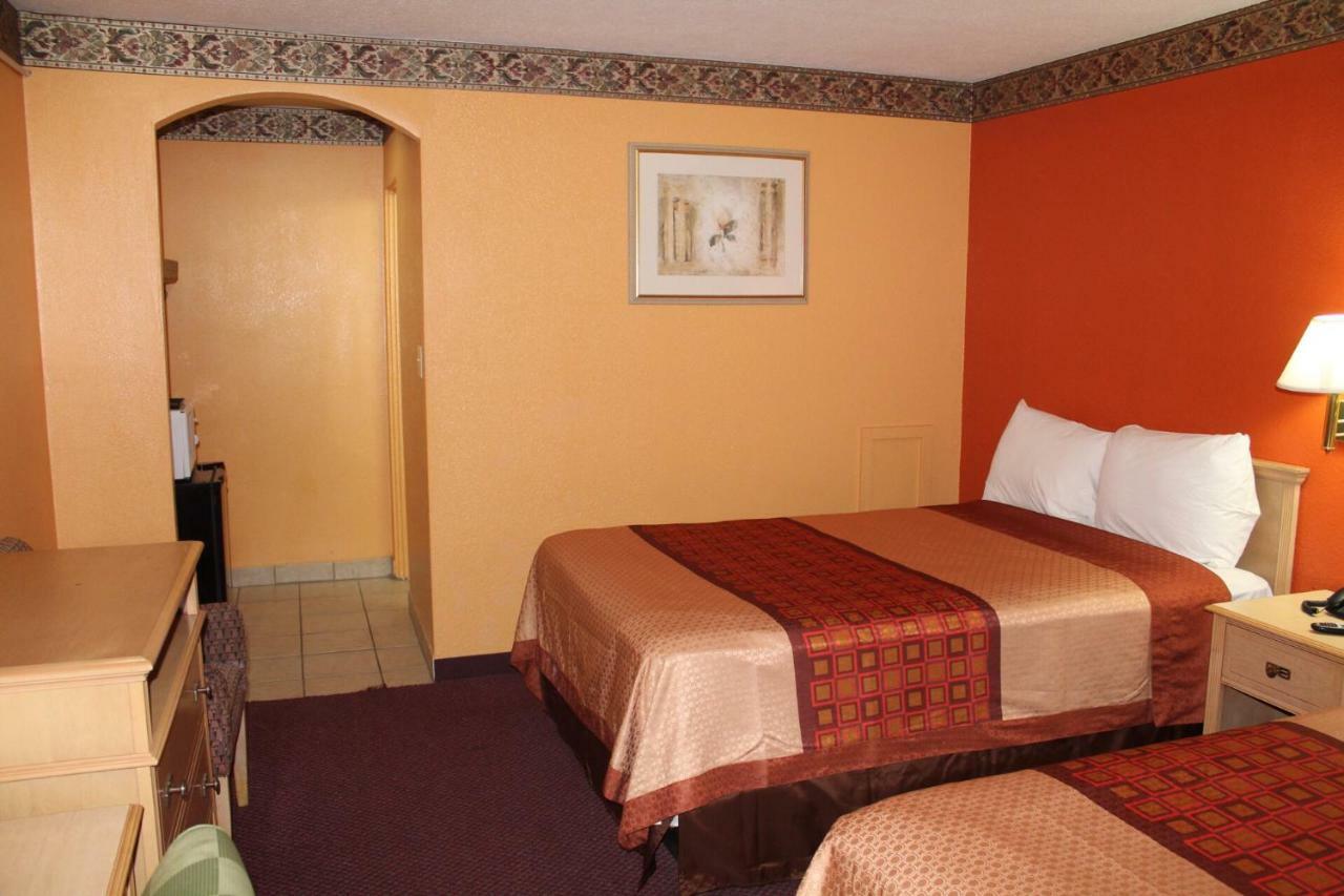 Hutchinson Inn Екстериор снимка