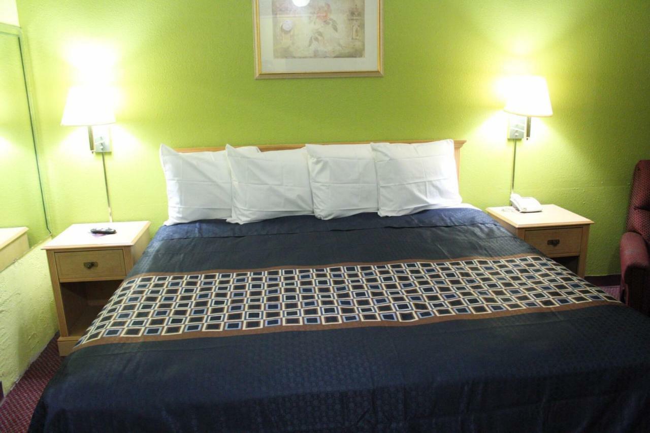 Hutchinson Inn Екстериор снимка