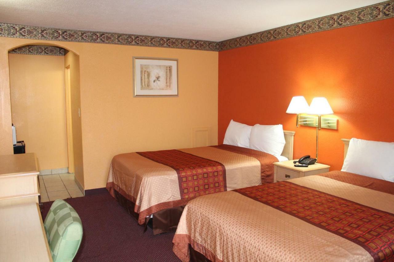 Hutchinson Inn Екстериор снимка
