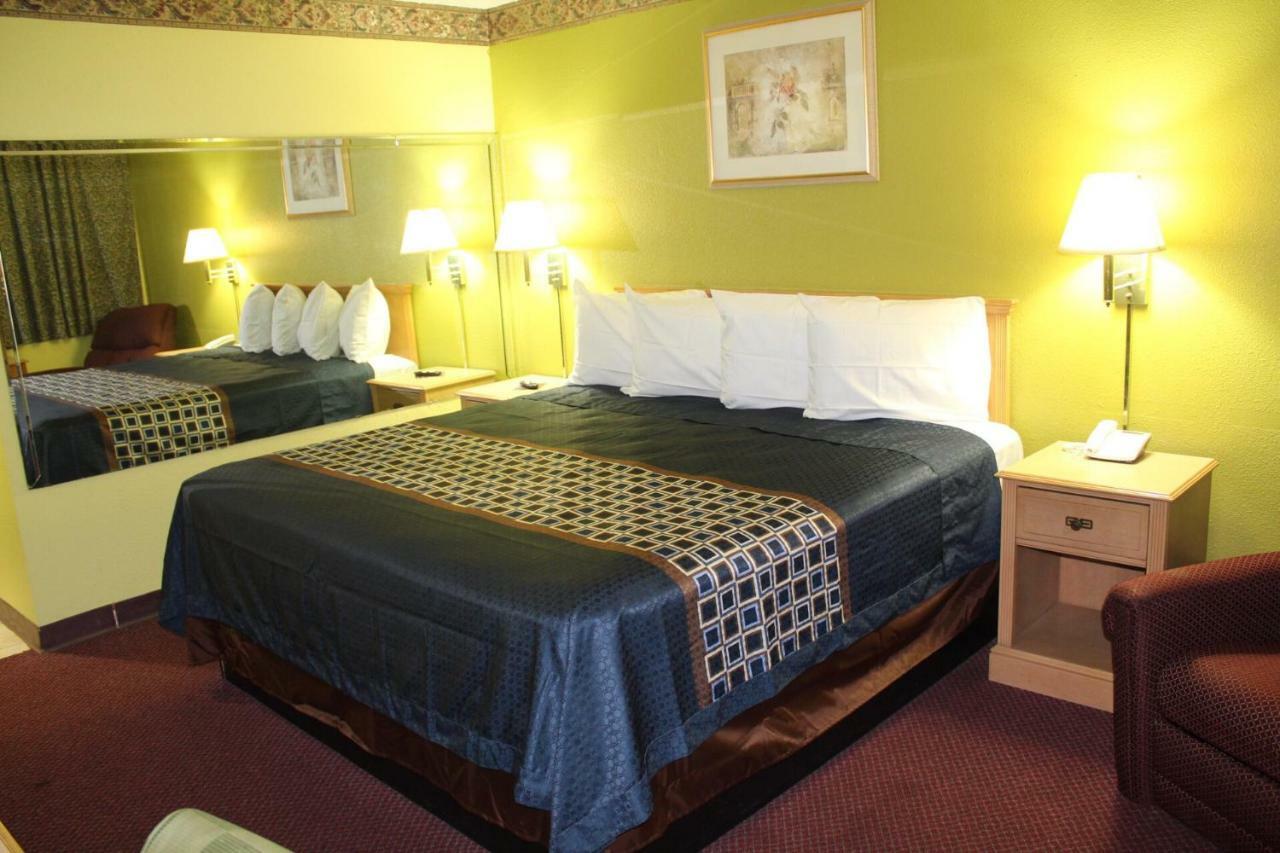 Hutchinson Inn Екстериор снимка