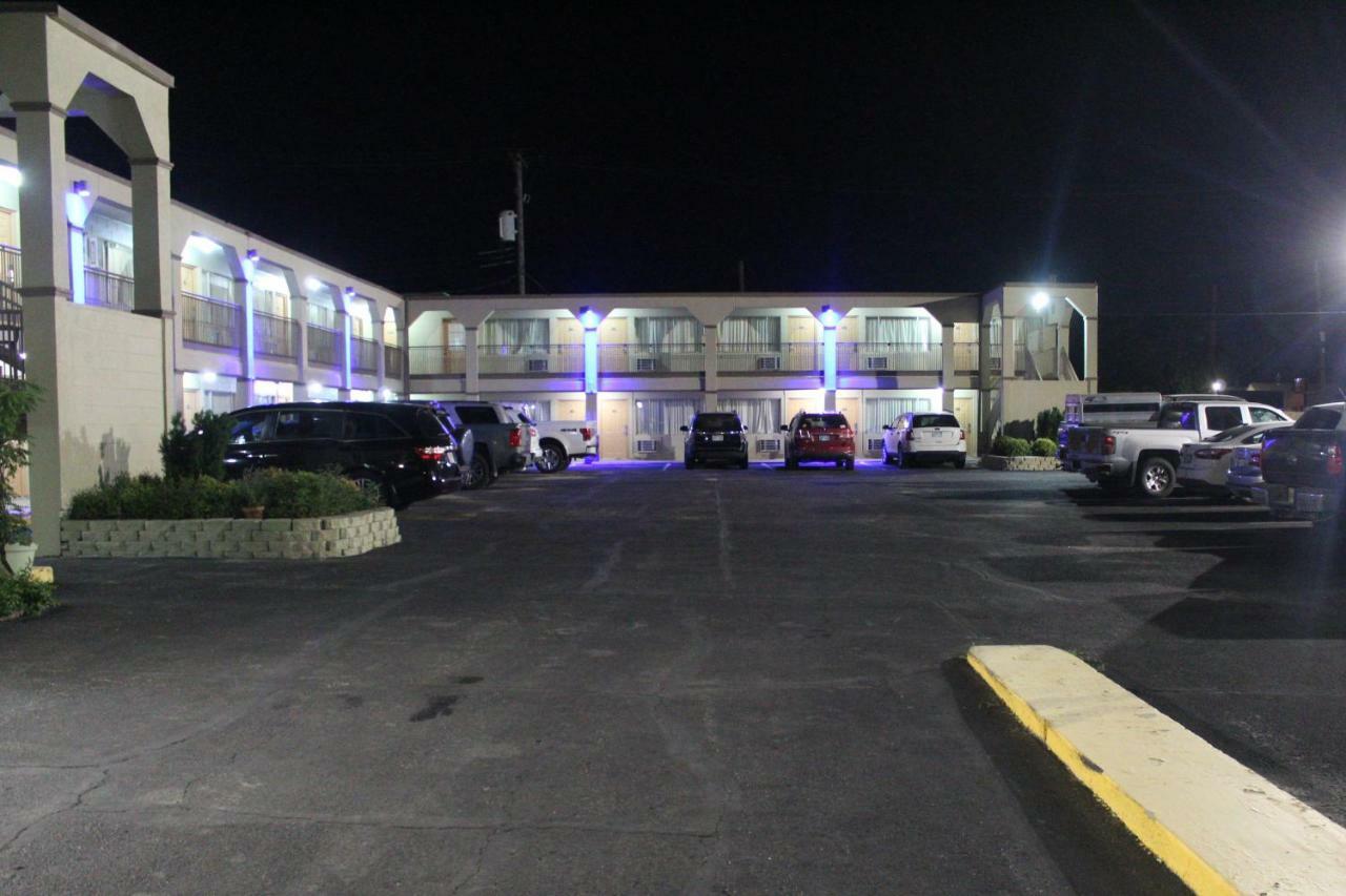 Hutchinson Inn Екстериор снимка