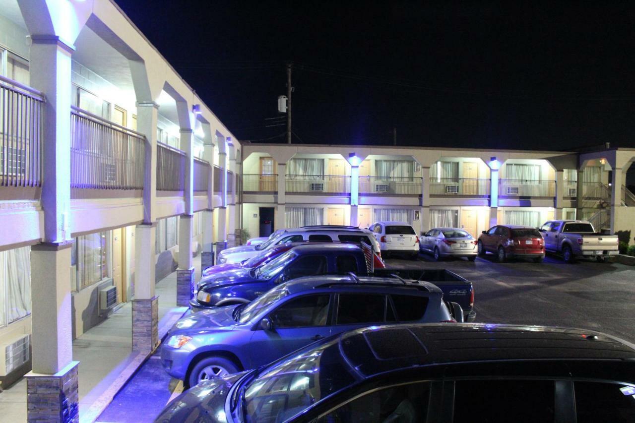 Hutchinson Inn Екстериор снимка