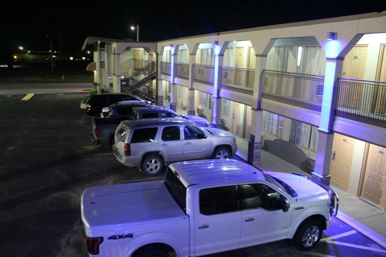 Hutchinson Inn Екстериор снимка